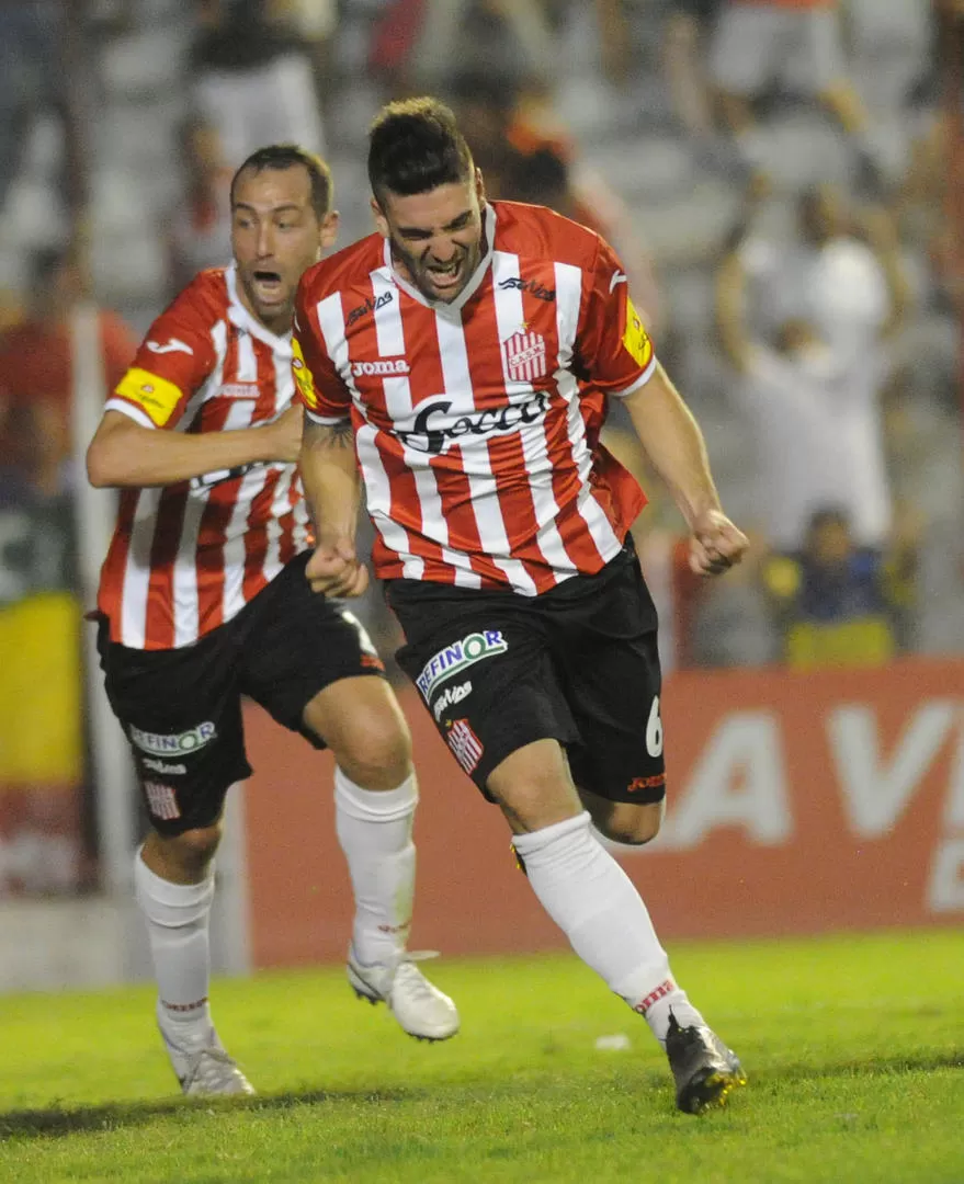 EL DESCARGO. Rébola ya selló el empate y sale a gritarlo con el alma junto a De Muner, sabiendo que su gol fue vital. LA GACETA / FOTO DE HÉCTOR PERALTA 