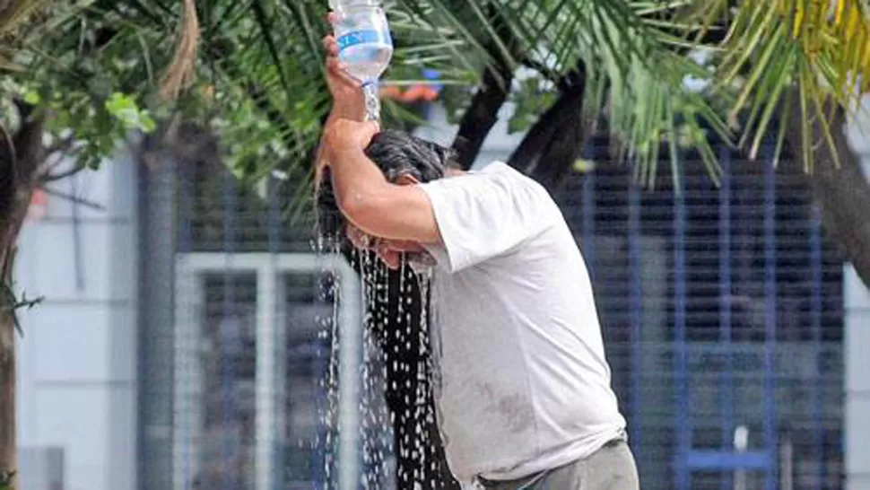 EN BUSCA DE ALIVIO. Prácticamente todo vale para suportar las altas temperaturas. ARCHIVO LA GACETA