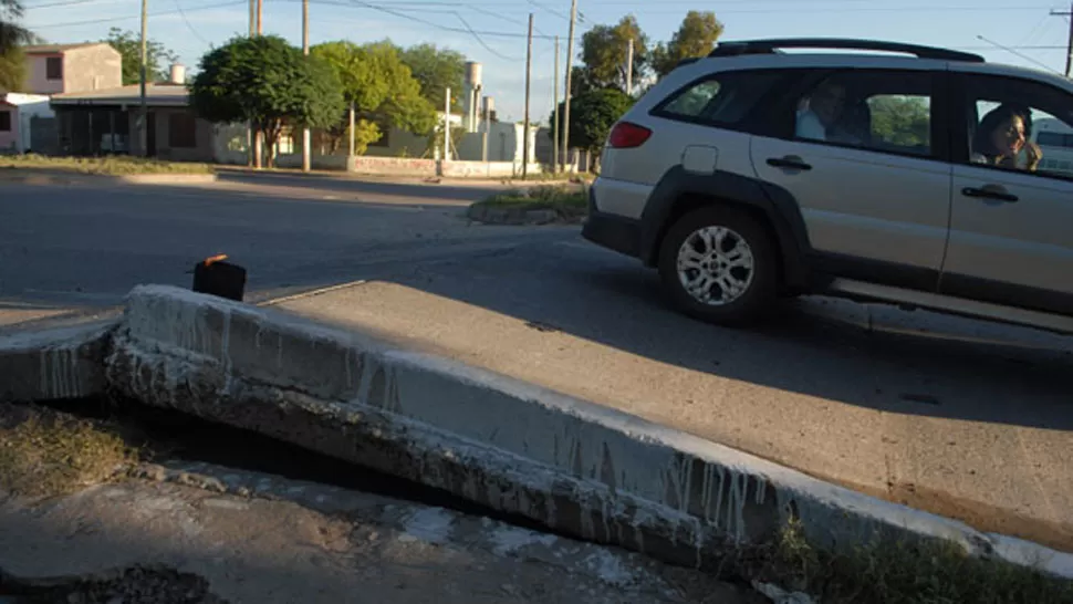 INSOPORTABLE. El calor dilató los bloques de hormigón de la calle, hasta que reventaron las juntas. FOTO DE ELLIBERAL.COM.AR