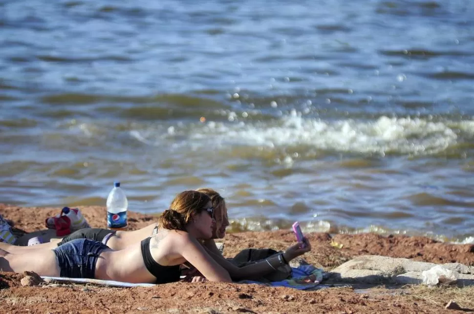 TARDE DE SELFIES. Marcela Díaz y Claudia Sanzón pasaron la tade a la orilla del dique Celestino Gelsi, tomando el inmenso sol y sacándose selfies. la gaceta / fotos de analia jaramillo 