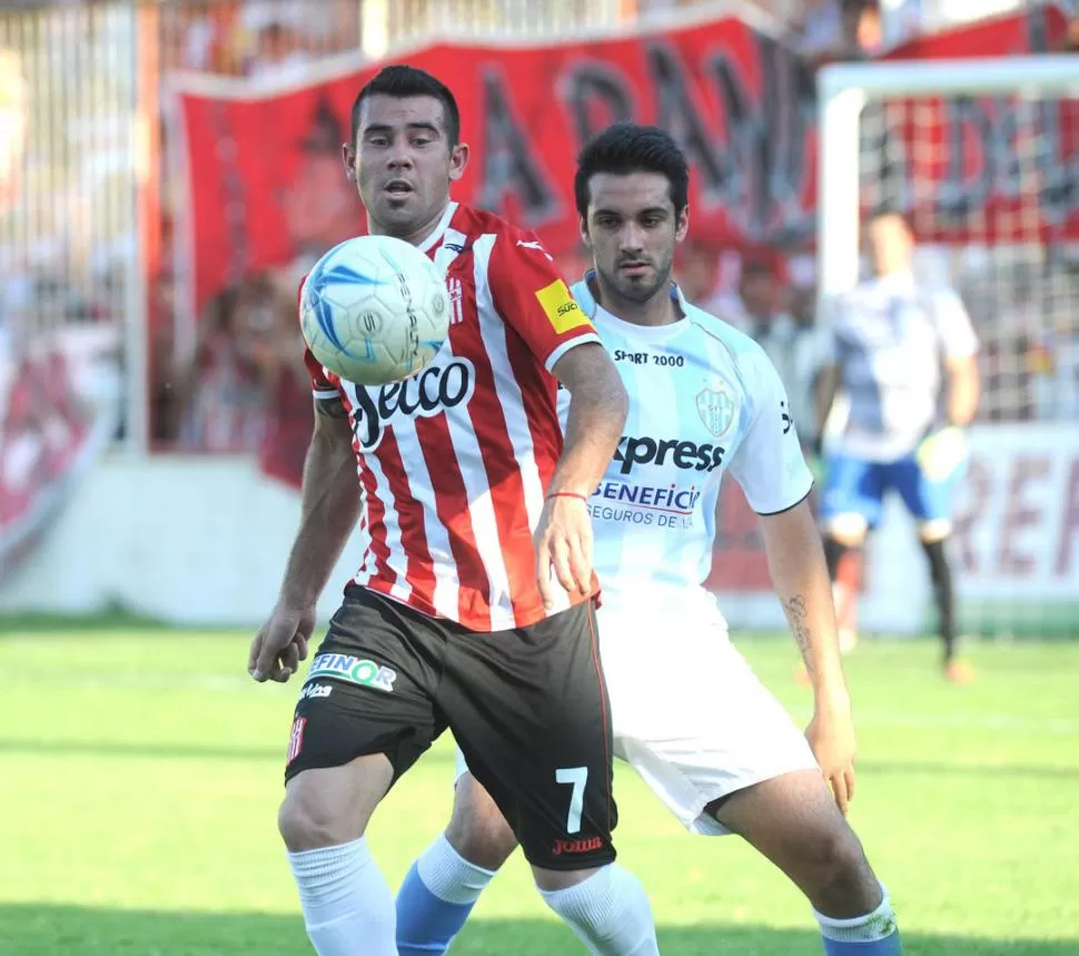 PÓLVORA MOJADA. Maximiliano Velasco estuvo lejos de mostrar el nivel de juego que evidenció en los últimos partidos. 