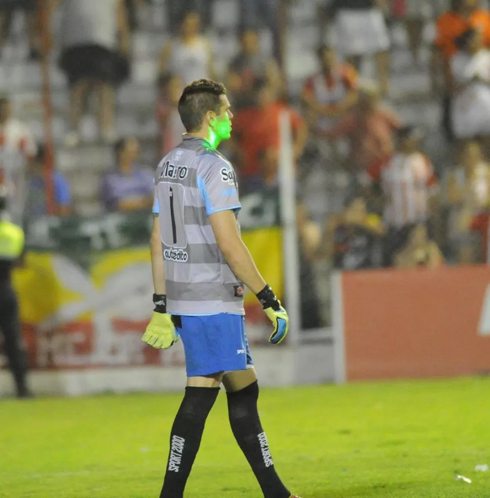 UNA FIJA. Martín Perelman fue el arquero al que los hinchas castigaron con el láser directo a los ojos, desde las tribunas. 