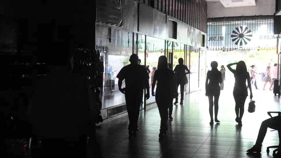 A OSCURAS. Las galerías quedaron en tinieblas. LA GACETA/ FOTO DE ANTONIO FERRONI