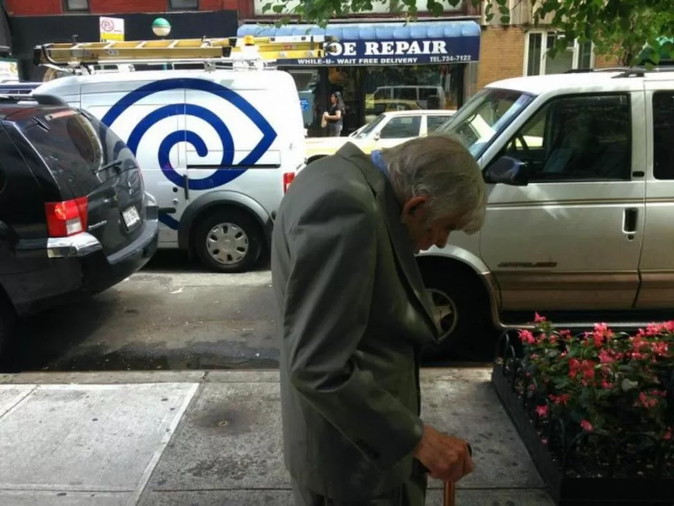 FOTO OCASIONAL. Un turista argentino retrató a Griesa caminando, con bastón, por una calle de Manhatan. foto de  @hugo_fontan / Twitter