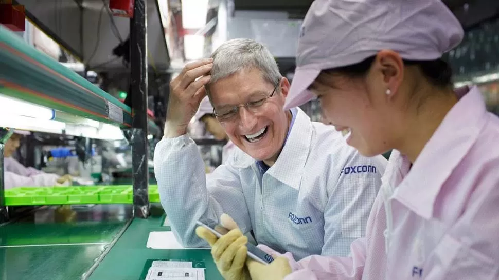 REVELACIÓN. Cook publicó fotos de su visita a la planta de Zhengzou en Twitter; su salida del closet es trend topic en la red social. FOTO DE @tim_cook