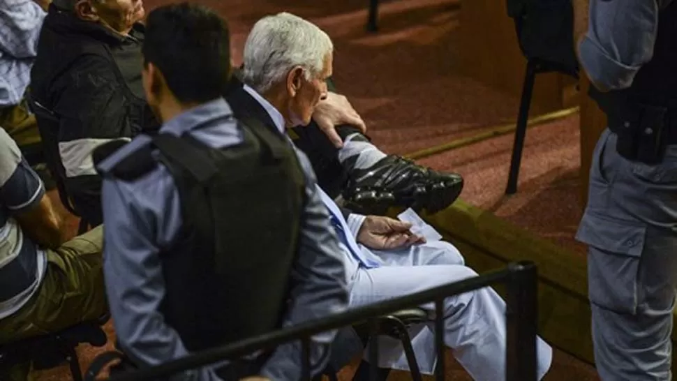 PROVOCACIÓN. El ex policía mostró en una audiencia judicial un papel con el nombre del desaparecido Jorge Julio López mientras se daba lectura a la sentencia. FOTO INFOJUSNOTICIAS.COM