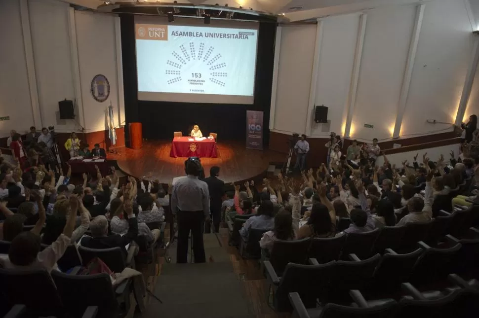 AUTORIDADES. Por unanimidad, los integrantes de la Asamblea votan la dupla Pagani-Zelaya para que secunden a Bardón en la mesa de conducción. la gaceta / foto de FOTO DE JORGE OLMOS SGROSSO