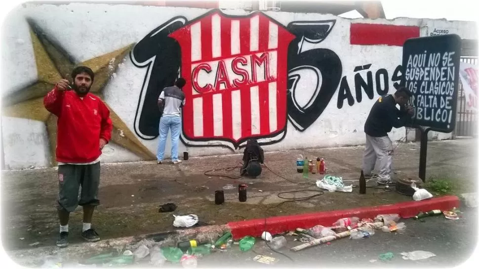 FACHADA. Dos hinchas decoran el ingreso al estadio por el nuevo aniversario. FOTO TOMADA DEL FACEBOOK DE ESTEBAN DEL SANTO