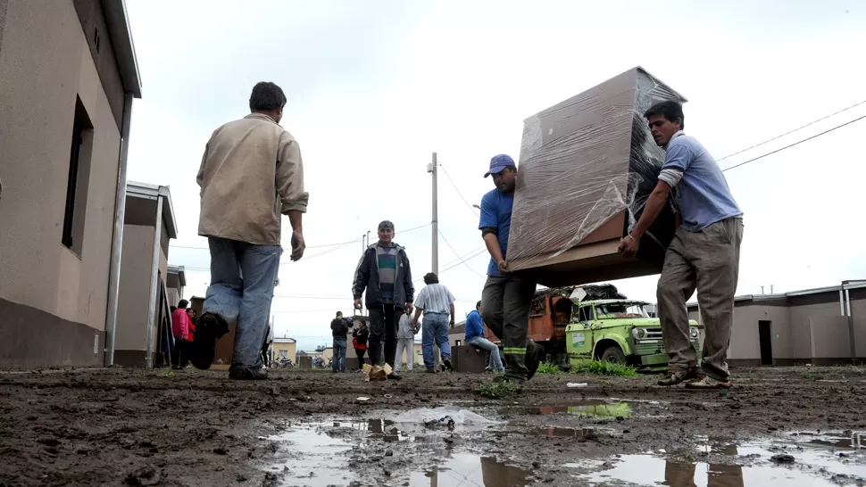 EL NUEVO BARRIO. En El Manantial, una de las hijas de Villacorta recibe los muebles en su nueva casa. la gaceta / fotos de franco vera