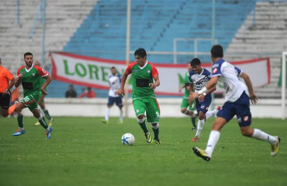 SIN DEFINICIÓN. Minutos antes del gol de San Jorge, Argañaraz -que en la foto lleva la pelota- se perdió un gol casi hecho en el Monumental.  la gaceta / foto de franco vera