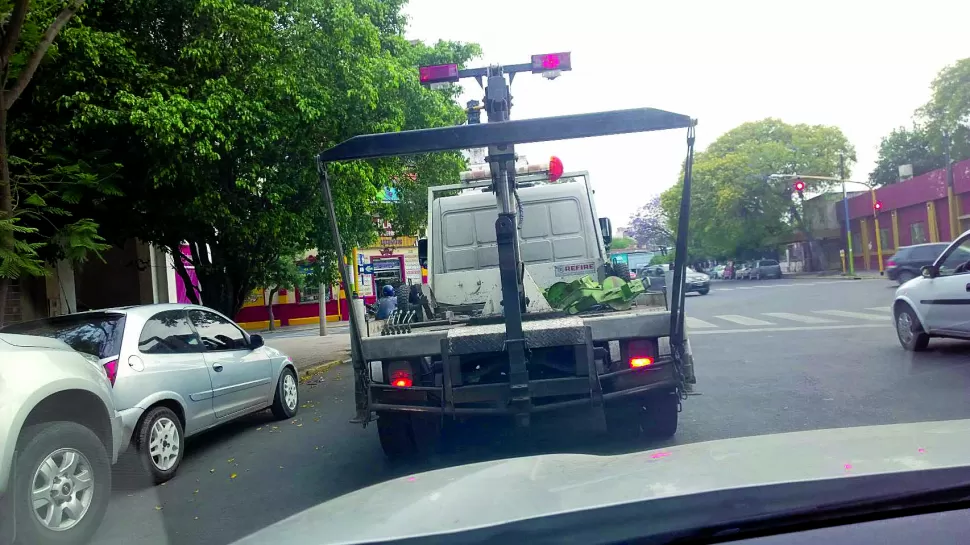 Camión municipal sin chapa patente