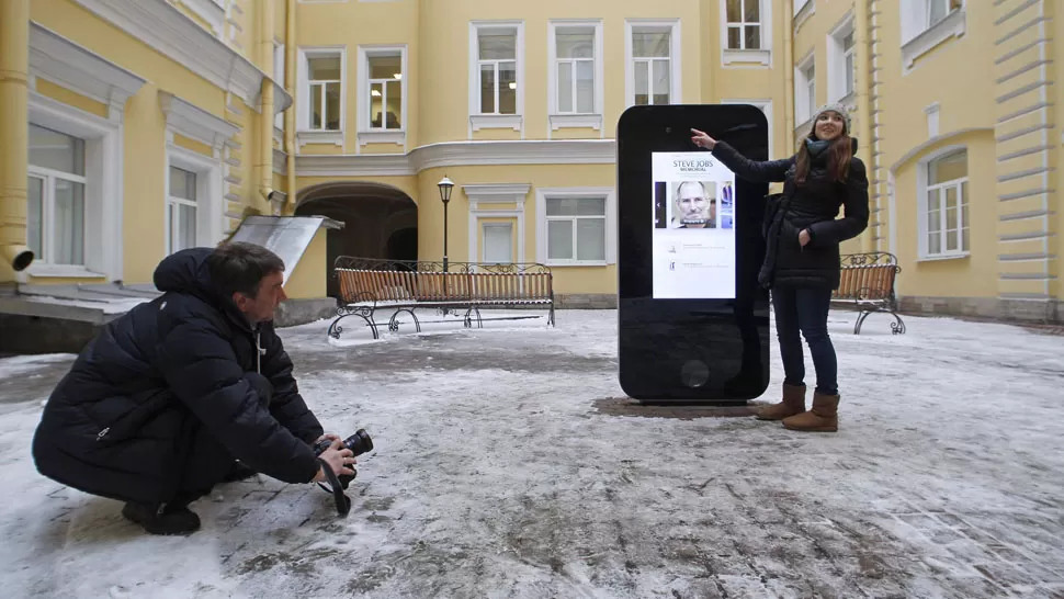 YA NO ESTÁ. La escultura de vidrio y metal, de casi dos metros de altura, era un punto de wi fi en el centro de San Petersburgo. REUTERS