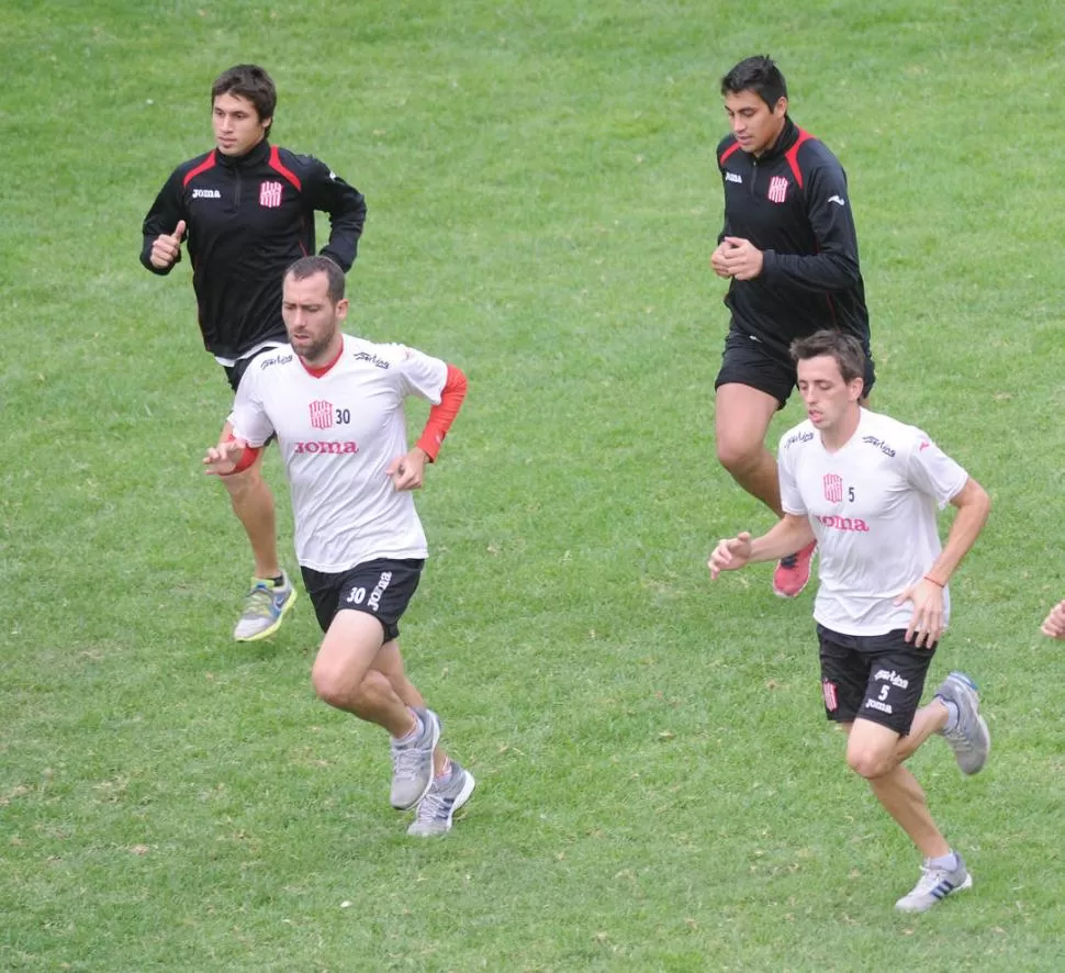 EFICACIA. Lucas Bossio -derecha- ratificó ante Mitre que es el jugador más regular de San Martín en el torneo. la gaceta / fotos de h[ector peralta