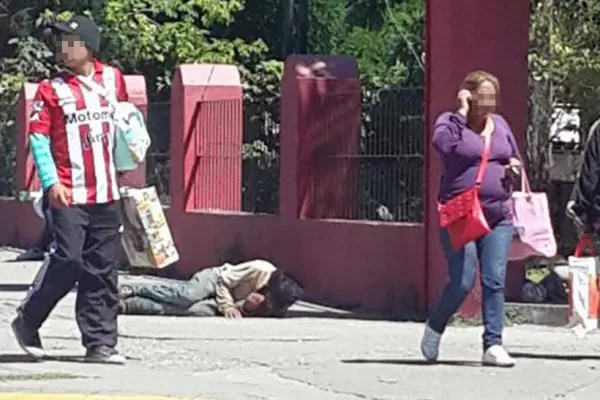Estuvo tirado en la vereda toda la mañana, a metros de la Maternidad