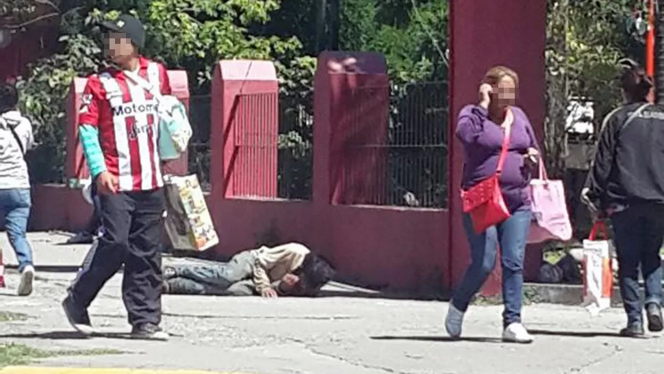 Estuvo tirado en la vereda toda la mañana, a metros de la Maternidad