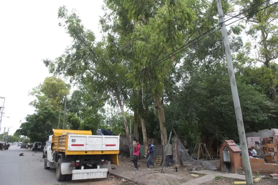 DE MUDANZA. Mucha gente se resiste a irse de Villa Piolín; les prometen relocalizarlos “para que vivan mejor”. la gaceta / fotos de jorge olmo sgrosso