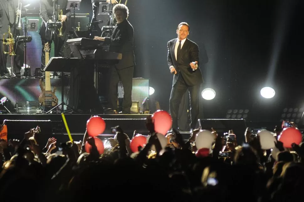 LUCES DE AMOR.  En señal de complicidad, desde la platea, miles de celulares encendidos acompañaron al cantante durante todo el recital.  la gaceta / foto de fabio ladetto