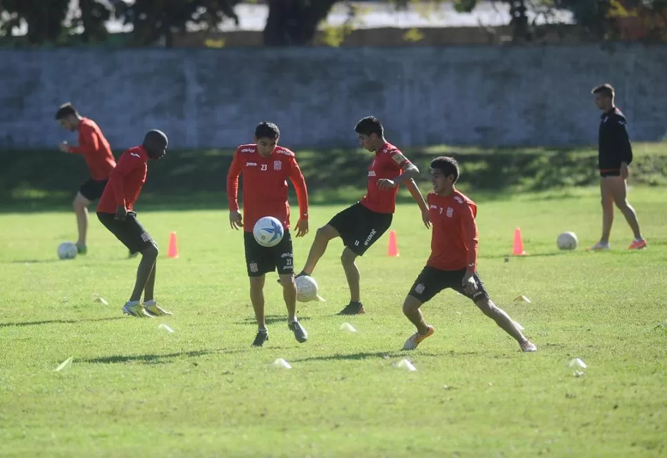 REALIDAD. Rolando Serrano (izquierda), que podría jugar por la Copa, sabe que San Martín definirá ahora su futuro futbolístico.  