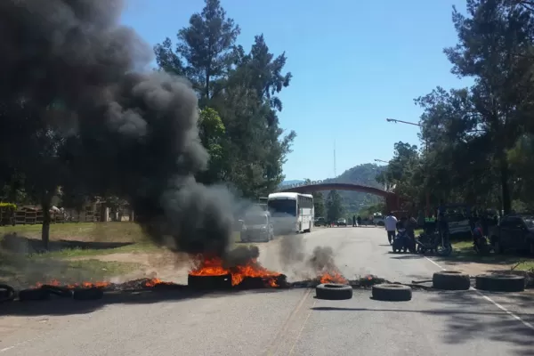 Cortan la entrada de El Cadillal para pedir mayor seguridad