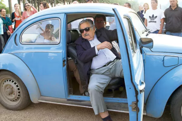 Mujica estudia una oferta de un millón de dólares por su viejo Volkswagen