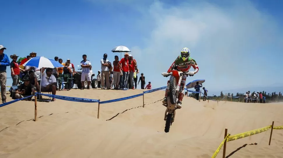 ARENA Y SOL. Las dificultades crecientes que enfrentan máquinas y pilotos generan, por contrapartida, el entusiasmo de los espectadores en terreno sanjuanino. 