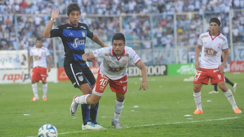 YO NO FUI. Medaglia se excusa de una falta contra Pity Martínez, una de las figuras de Huracán en el partido de ayer. A la defensa de Atlético le costó controlarlo. LA GACETA / ANTONIO FERRONI