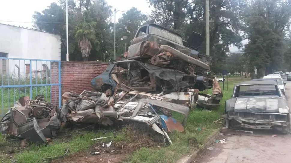 Una pila de autos junto a la comisaría