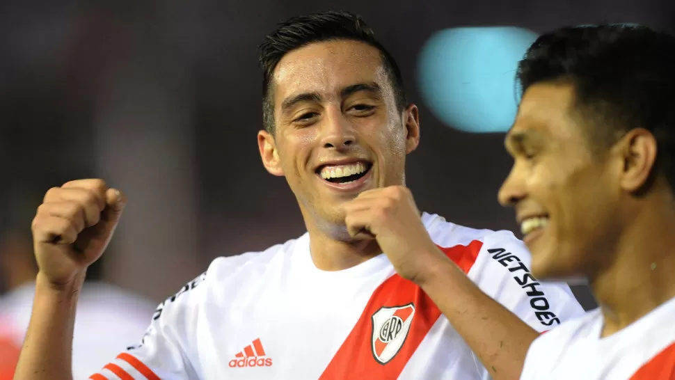 FESTEJO MILLONARIO. Ramiro Funes Mori y Teo Gutiérrez celebran el tercer gol de River, anotado por el defensor, que le permitió a los Millonarios asegurar el pasaporte a las semifinales de la Copa Sudamericana. TELAM