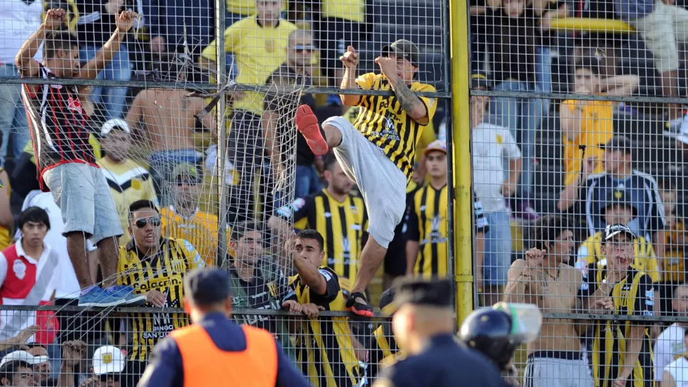 VIOLENTOS. El enfrentamiento de hinchas de Almirante Brown dejó un muerto. 