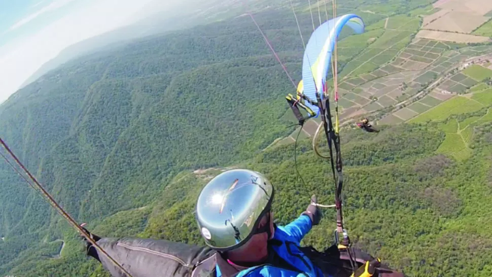 EN VUELO. La competencia cuando se desarrollaba sobre Potrero de Las Tablas, al fondo la Quebrada de Lules  y más allá Villa Nougués. (GENTILEZA DE EDUARDO DEHEZA)
