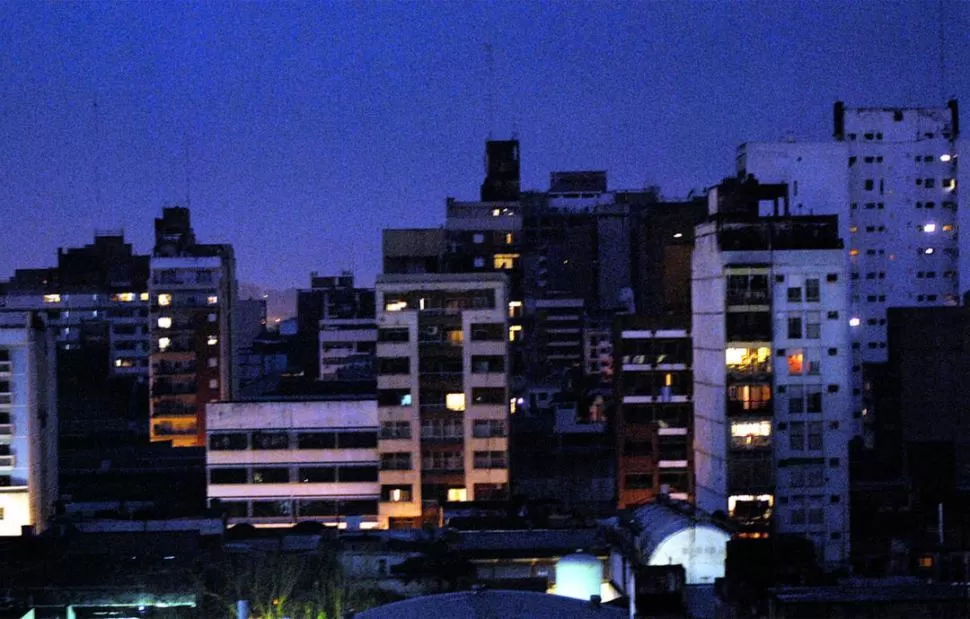 POR EL AHORRO. Las autoridades creen conveniente que los usuarios cambien sus hábitos de consumo de luz. la gaceta / foto de hector peralta (archivo)