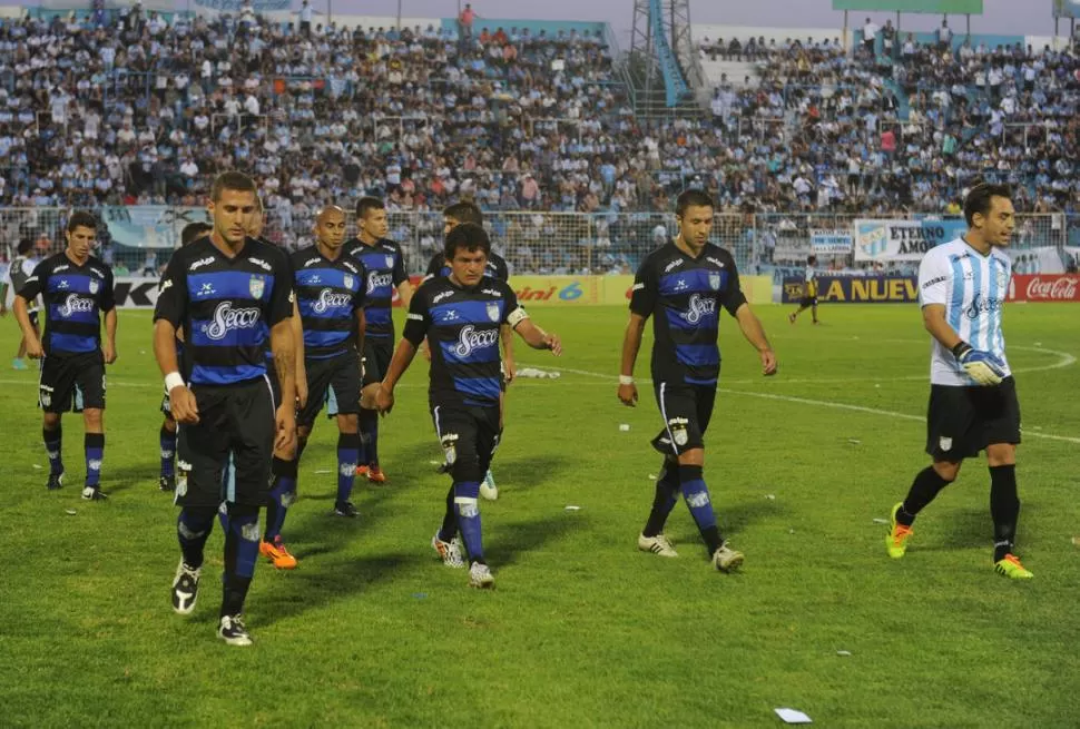 SIN RESPUESTAS FUTBOLÍSTICAS.  Bruno Bianchi, Luis Rodríguez, Javier Malagueño y Lucas Calviño se retiran al vestuario con las cabeza gachas después de haber jugado un flojo primer tiempo. la gaceta / foto de antonio ferroni