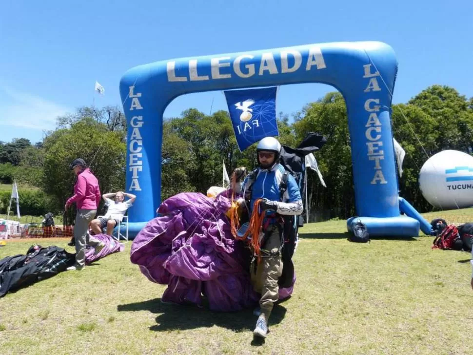 A PREPARARSE. Un piloto empieza a bajar hacia el borde del despegue para extender su vela y comenzar la competencia.   