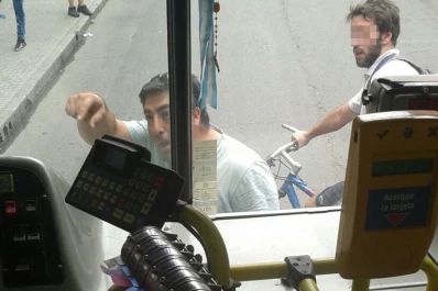 Un colectivero sacó un arma en una discusión de tránsito