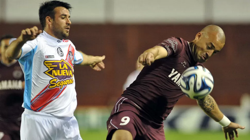 TREMENDO FINAL. Silva pelea la pelota. Lanús le ganó a Arsenal con dos goles anotados en el tiempo adicional. TELAM