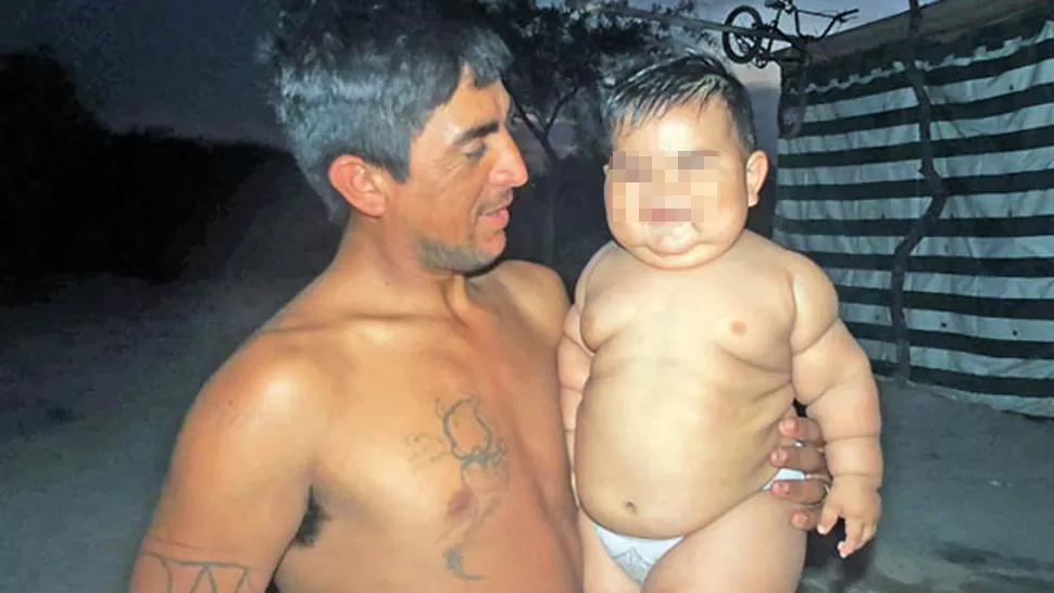 PREOCUPACIÓN. Dominic no se puede realizar estudios médicos debido a que sus padres no tienen dinero. FOTO TOMADA DE ELLIBERAL.COM.AR