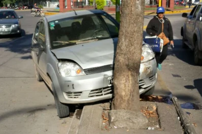 Perdió el control de su auto y chocó contra un árbol