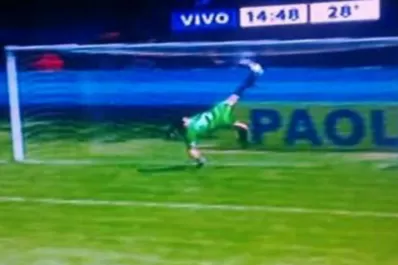 En la en la B Metropolitana, un arquero sacó una pelota ¡de chilena!