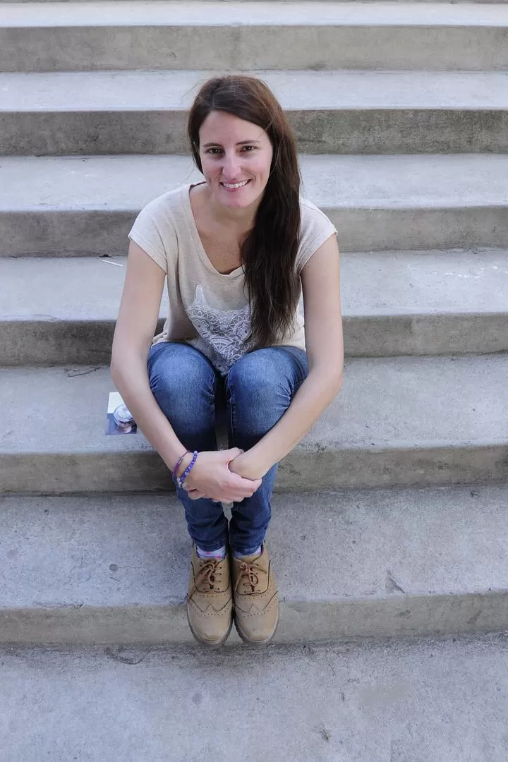 EN TUCUMÁN. Catalina posa en el colegio Los Cerros, donde disertó. la gaceta / foto de Analía Jaramillo