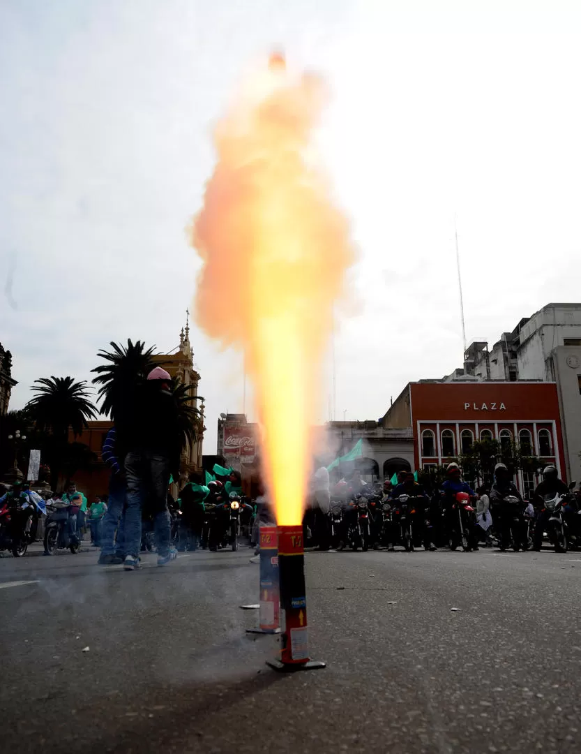 TIEMPO DE PROTESTAS. Trabajadores volverán a marchar hacia la Casa de Gobierno si es que no hay respuestas al pedido de un plus salarial. la gaceta / foto de  franco vera (archivo)