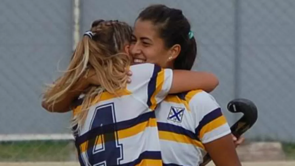 FESTEJO BENJAMIN. Las chicas de Lawn Tennis celebran el pase a las semifinales. 