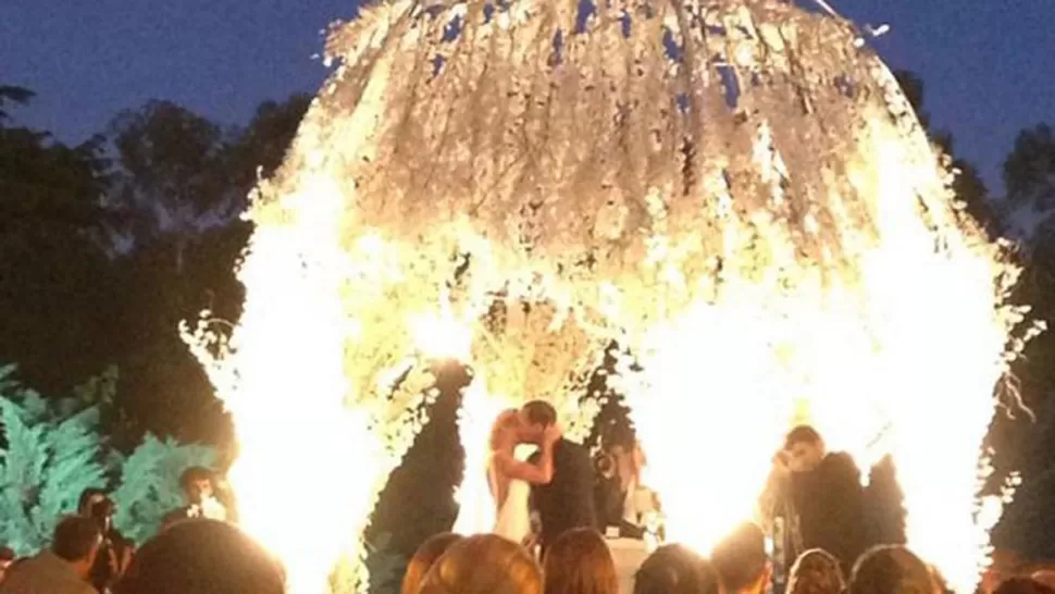 EL BESO. Cirio e Insaurralde se besan tras bendecir los anillos. FOTO TOMADA DE INFOBAE.COM.AR