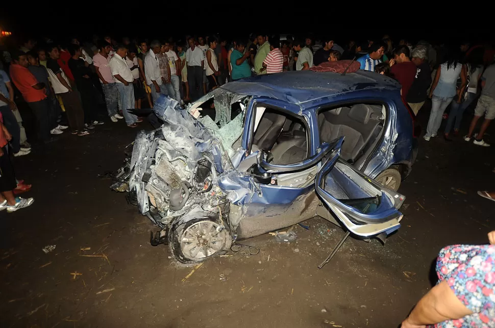 DESTROZADOS. Así quedó el Fiat Palio tras impactar contra la camioneta. LA GACETA / FOTO DE OSVALDO RIPOLL