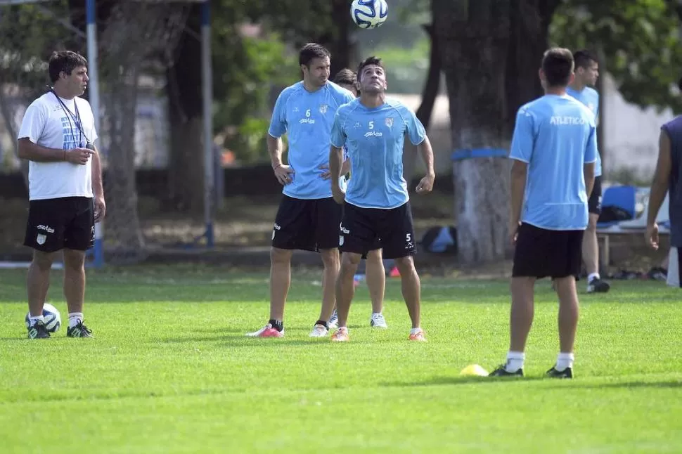 ENTRETENIDO. Longo juega con la pelota minutos antes de empezar el fútbol. 