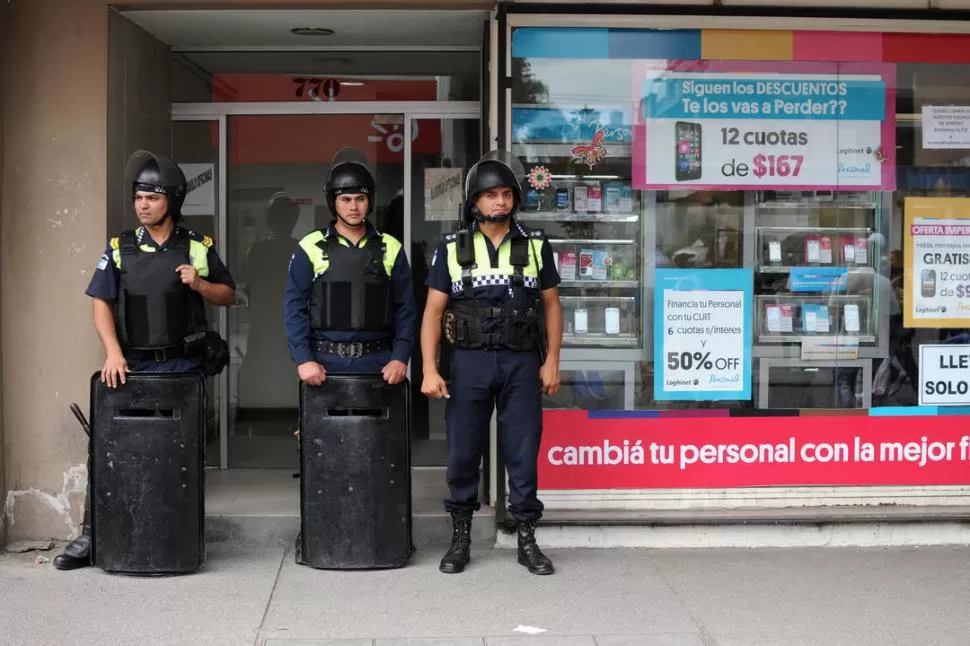 EN 24 DE SEPTIEMBRE AL 700. Una guardia de la Policía custodió el trabajo del fiscal Herrera en la financiera. la gaceta / foto de Inés Quinteros Orio 