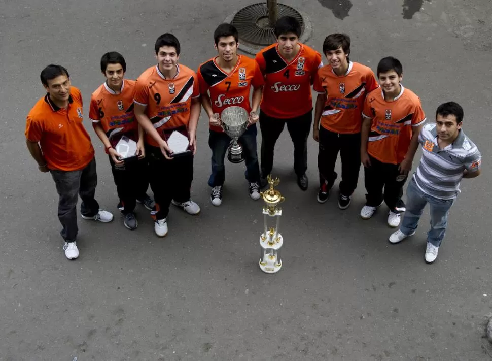 PREMIOS. Andrés Castro, de Primera división, sostiene la Copa que ganaron los Sub-14; en el medio el trofeo del Regional. 