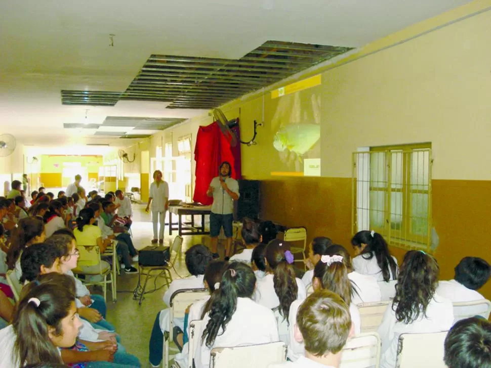 EDUCANDO. Los investigadores dan charlas en las escuelas de esa localidad. 