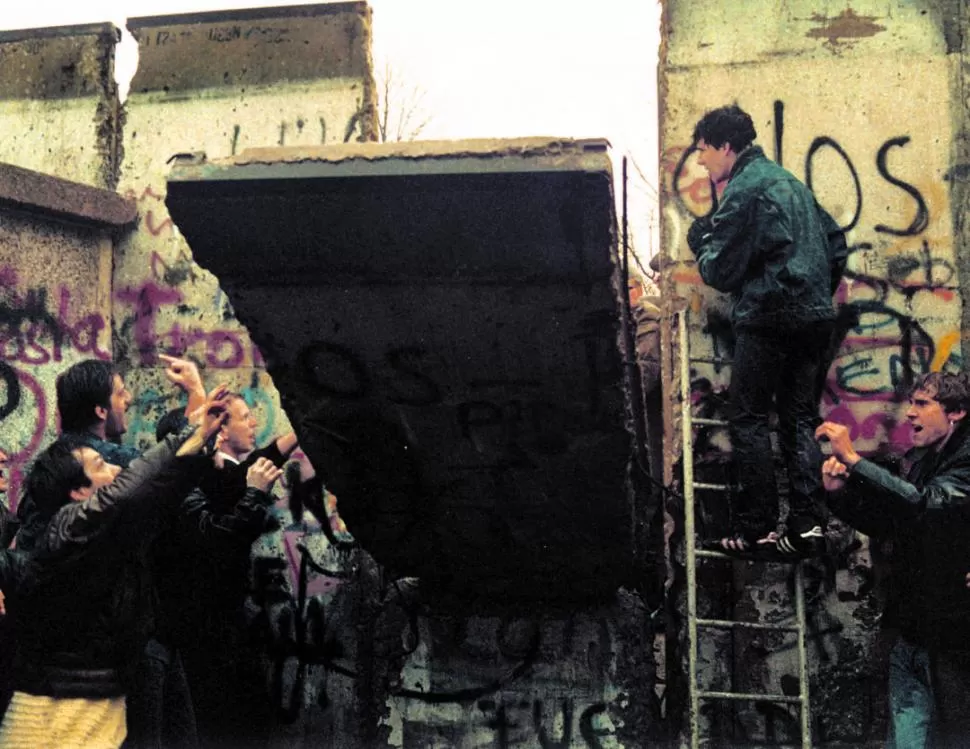 EL DERRUMBE. A fuerza de golpes y empujones, miles de alemanes fueron derribando las paredes del muro. reuters