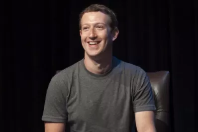 Por qué Zuckerberg usa remera gris