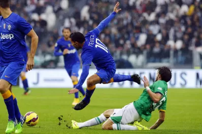 Maradoniano: el golazo de Tévez a Parma